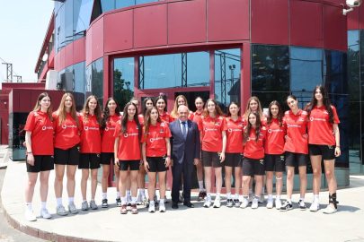 Başkan Şadi Özdemir’den filenin genç sultanlarına motivasyon ziyareti