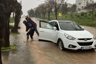 İzmir’de zabıta ekipleri vatandaşları sırtında taşıdı