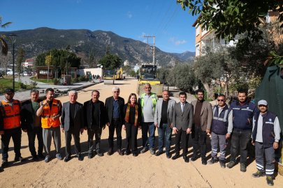 Antalya'da sıcak asfalt çalışmaları devam ediyor