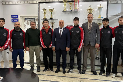 Ağrılı halterciler Mersin'de madalyaları topladı