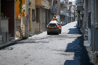 İzmir Bornova’da Çamdibi sokakları asfaltla yenileniyor
