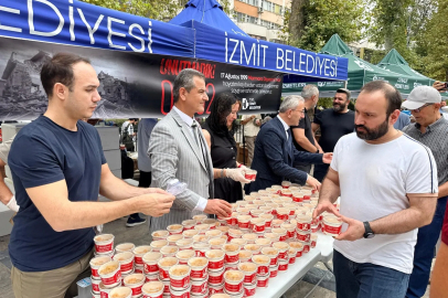 İzmit'te deprem hayatını kaybedenler anısına helva dağıtıldı